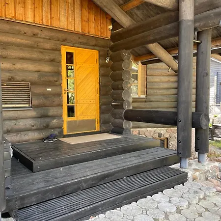 Log Near Santa 罗瓦涅米